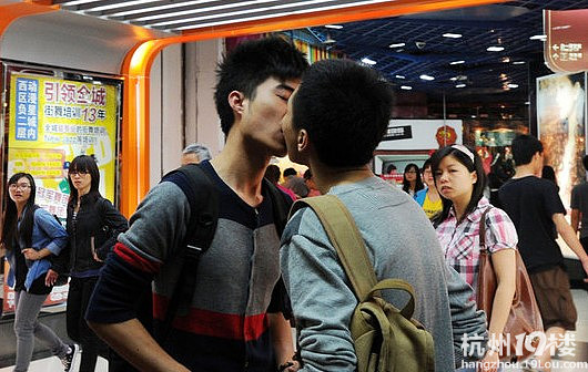 呼吁平等广州男同性恋青年街头公开拥吻