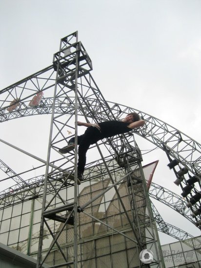 武汉惊现钢管舞"爬高男"