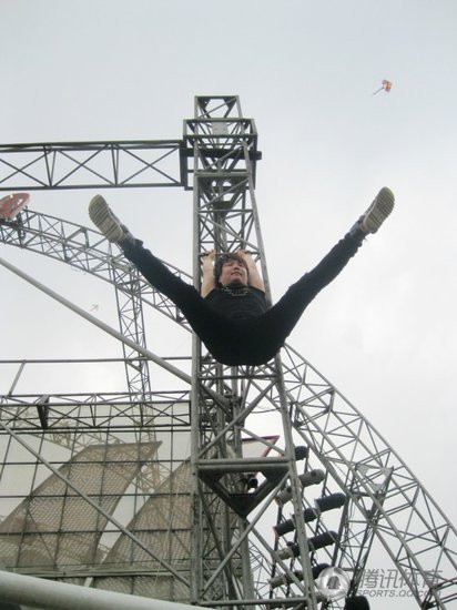 武汉惊现钢管舞"爬高男"