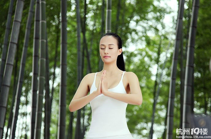 最美瑜伽教母清新写真 苍竹青翠春光明媚(图)