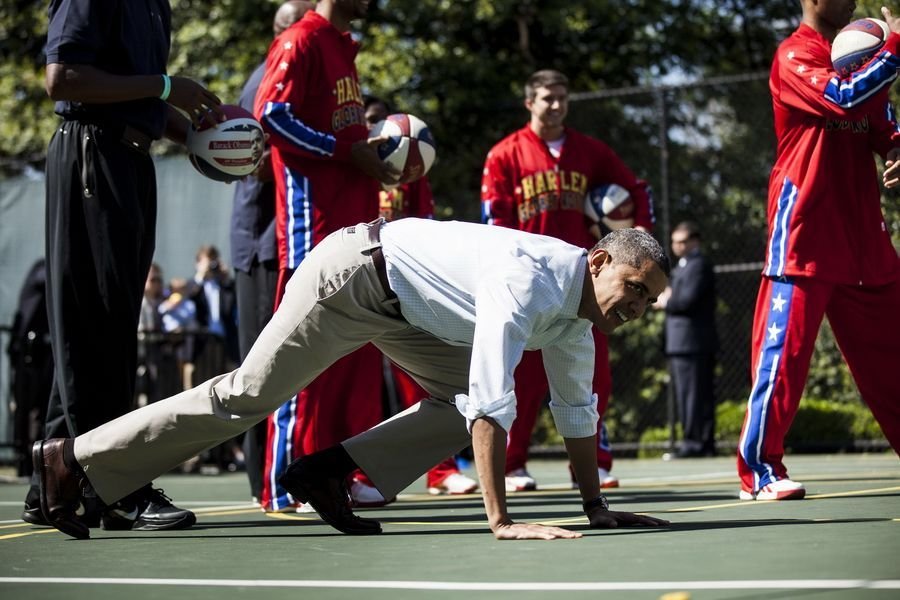 奥巴马与鲍文打篮球 连续四次被罚俯卧撑