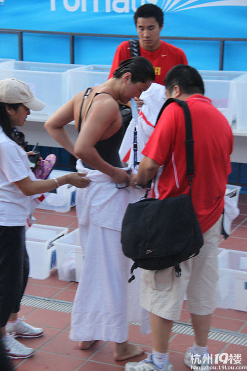 中国女将撑爆泳衣 春光乍泄尴尬忙遮挡(图)