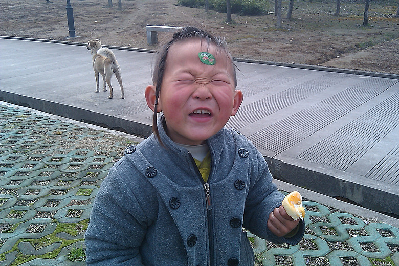 刚买了胡柚,给邻居小孩尝了一口,瞧他表情,谁都乐了