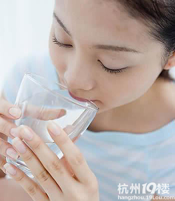 早起喝一杯淡盐水可排毒？ 专家：加重肾脏负担