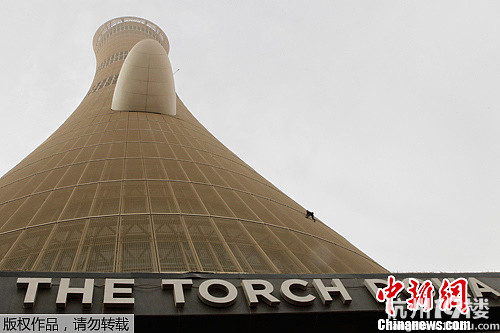 法国蜘蛛人罗伯特爬卡塔尔多哈第一高塔(组图