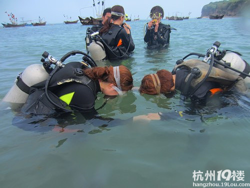 一帅哥带四妹仔上涠洲岛玩潜水..