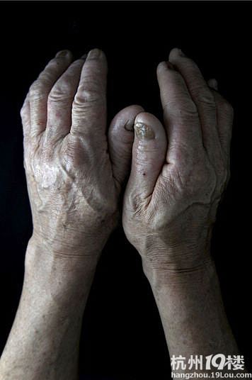《海峡时报》摄影师劳动节拍摄劳动人民手部特写