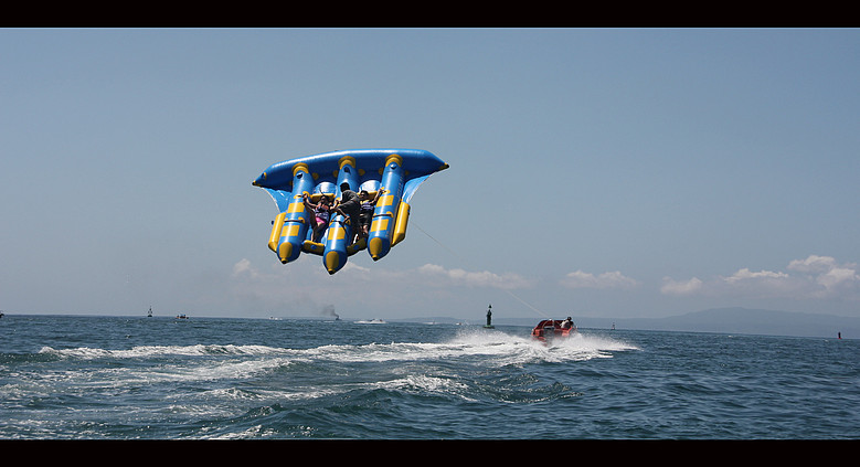 海上运动,飞鱼,超级刺激好玩,还能吹海风,快艇拉着你超爽