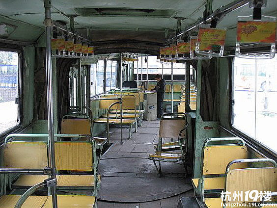 【观察】公交车厢太挤,建议引进北京的那种三门铰接车!