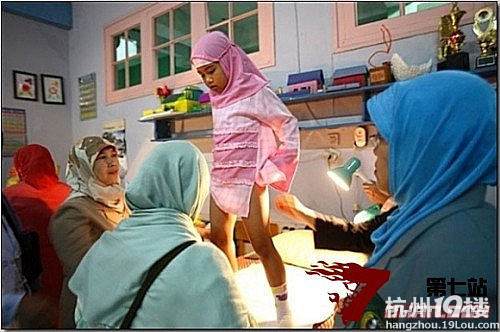 实拍印尼惨无人道的女孩割阴手术