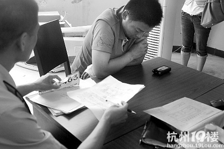 男子无驾照酒驾 连撞两人后车前翻75米被迫停