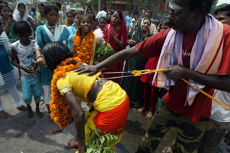 印度教信徒刺穿身体求保佑
