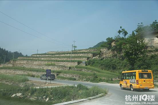 山里娃居然坐上了超级大黄蜂