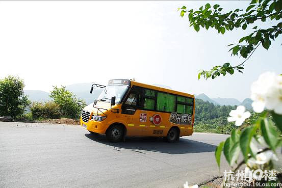 山里娃居然坐上了超级大黄蜂