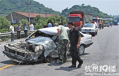 温州教练车出事了!带着4学生学开车,教练员自