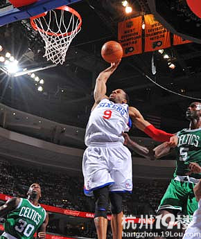 小AI导演18分逆转KG里程碑 76人胜绿军总分2