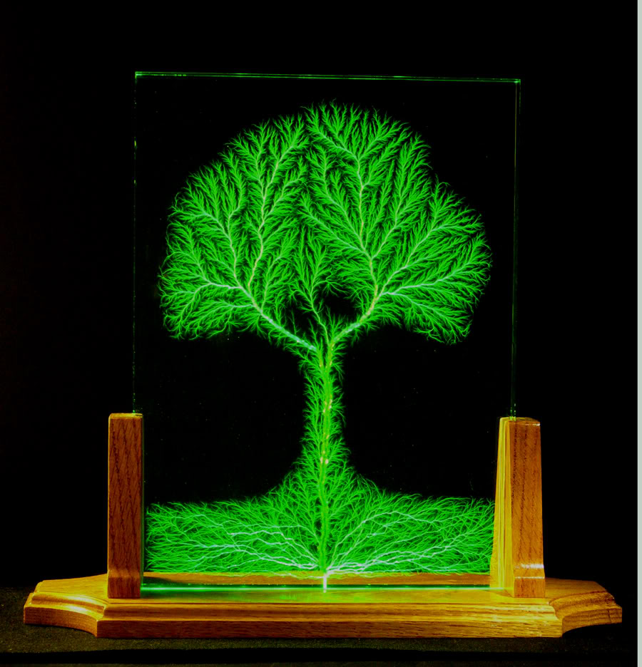 再来一个闪电雕塑