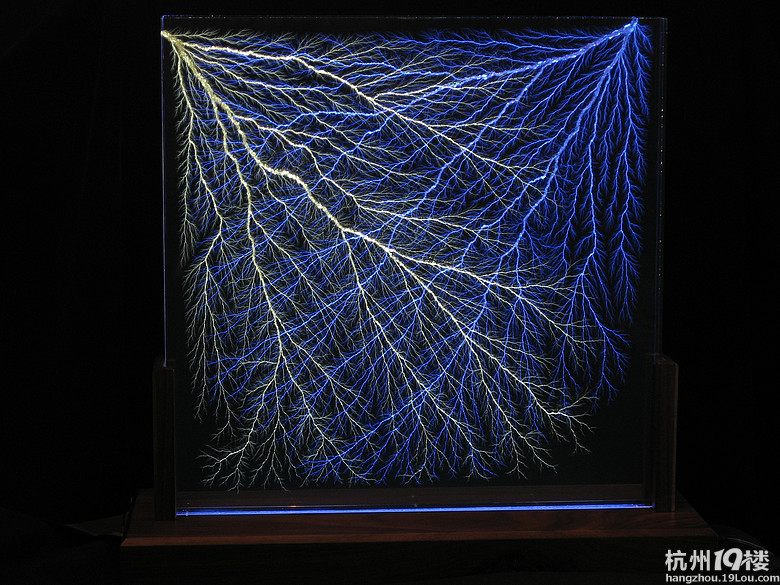 超级喜欢的闪电雕塑作品暂且命名为交织吧