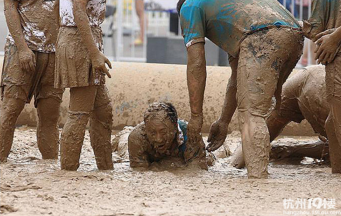 男男女女泥巴里打滚,真的相当开心啊