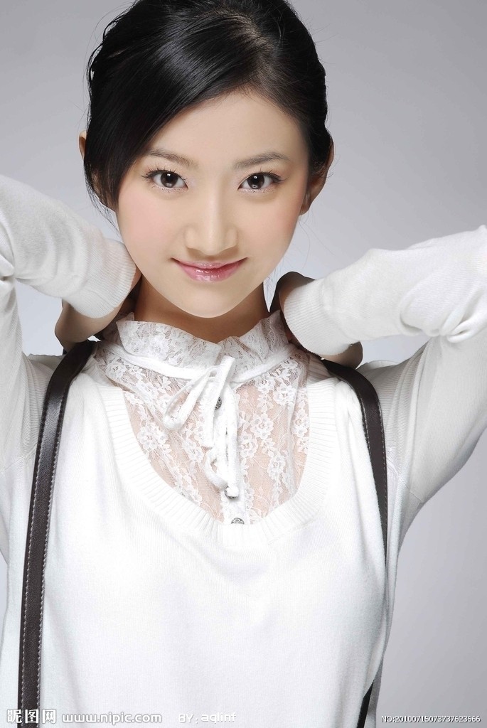 还是学生时代的她清纯 没想到一进演艺圈她也整了