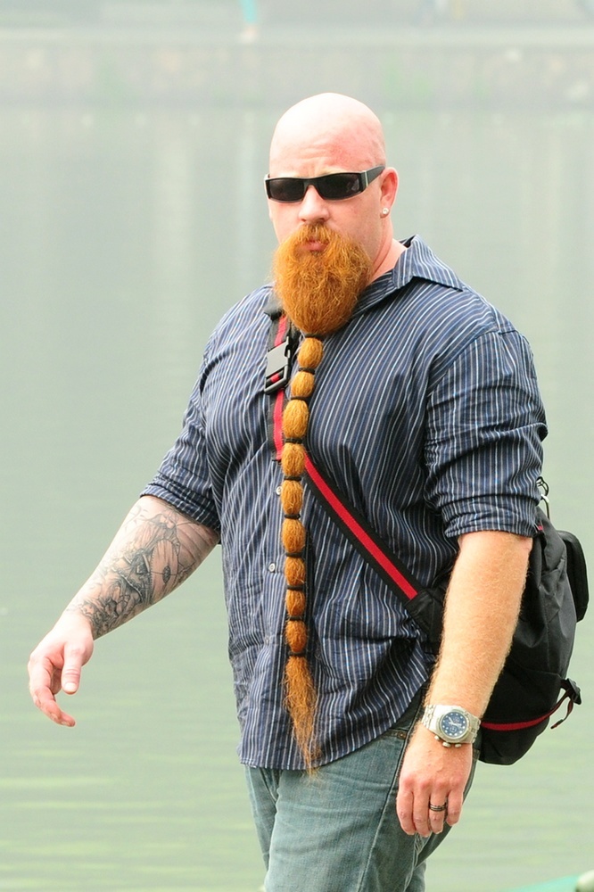 洋大叔长的是辫子?错!是胡子!