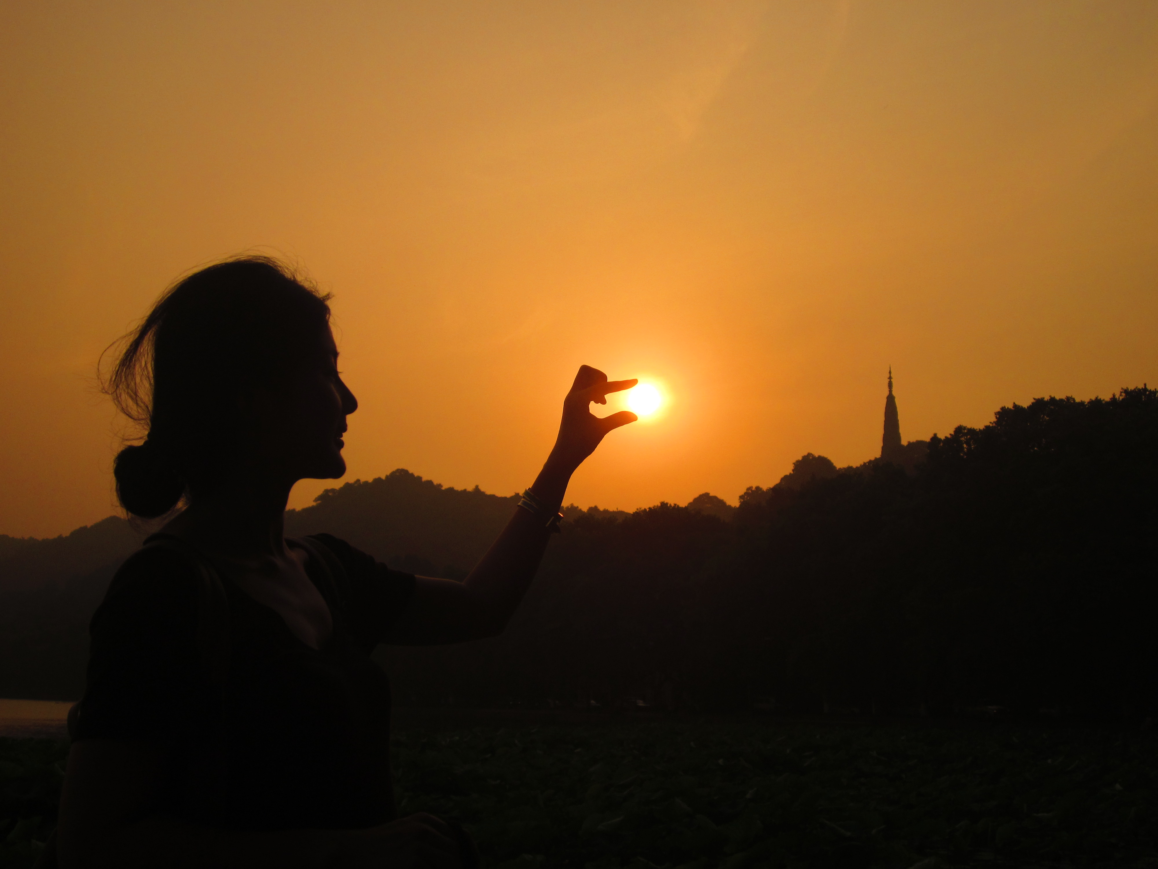 与夕阳最亲密接触的女孩