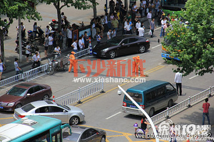 下沙四号大街 红色轿车撞护栏 保时捷遭殃