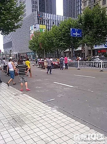 下沙四号大街 红色轿车撞护栏 保时捷遭殃