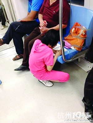 视频网友叹小学生地铁赶作业专家称或提高效率