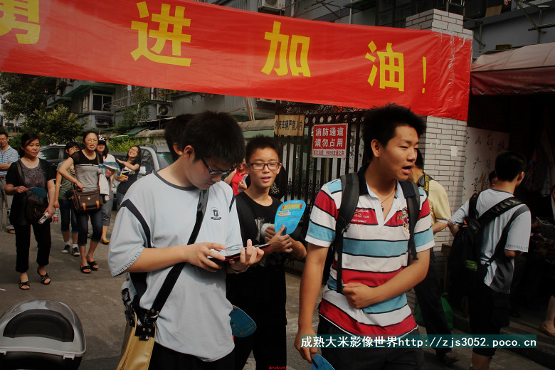 今天中考,穿红衣服的老师最美丽-中考升学-中学