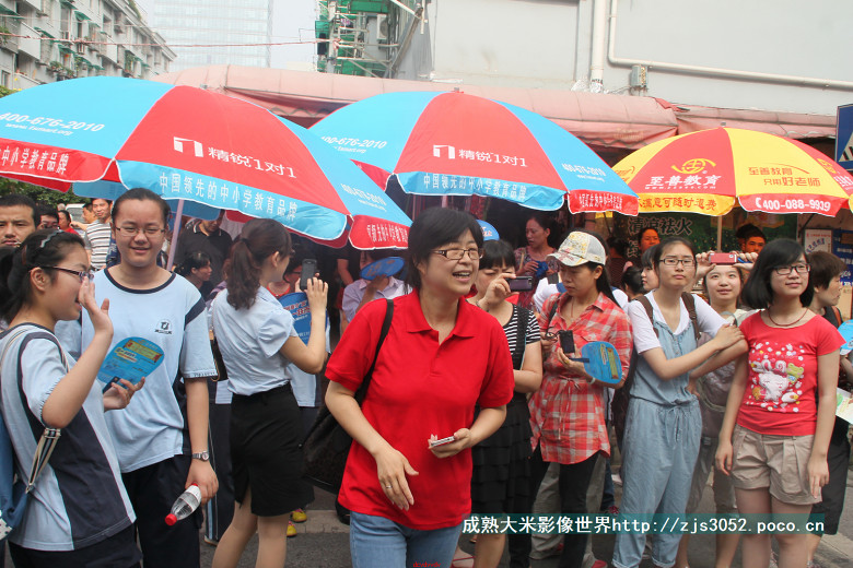 今天中考,穿红衣服的老师最美丽-中考升学-中学