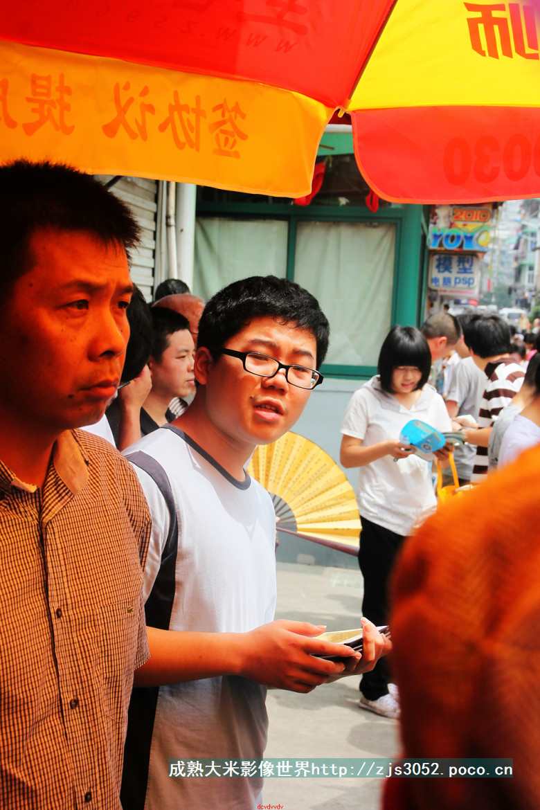 今天中考,穿红衣服的老师最美丽