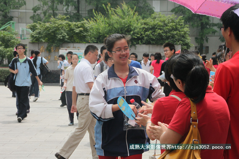 今天中考,穿红衣服的老师最美丽-中考升学-中学