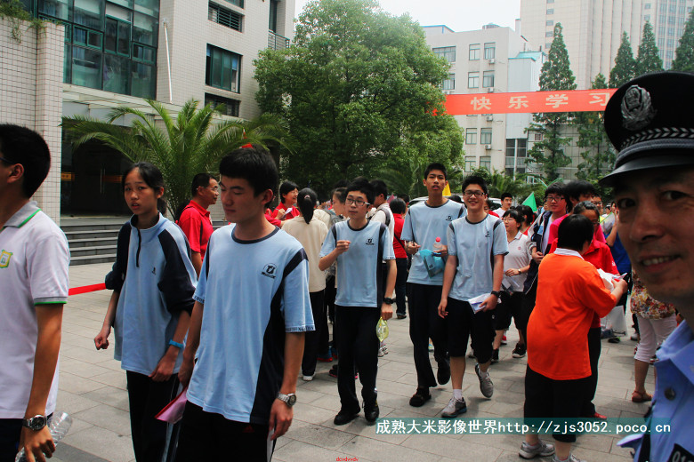 今天中考,穿红衣服的老师最美丽-中考升学-中学