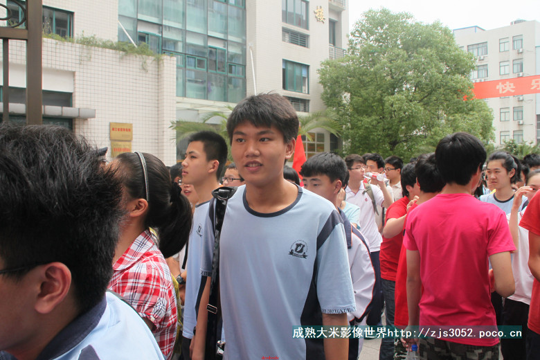 今天中考,穿红衣服的老师最美丽