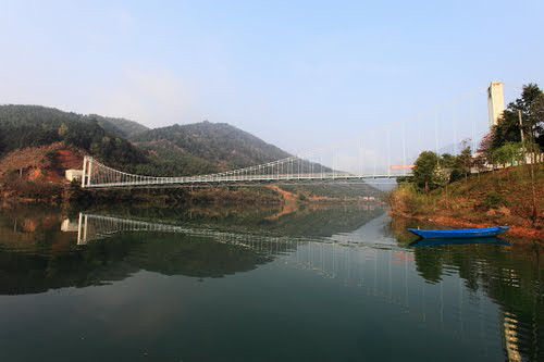 彩虹飞跨-柳溪江铁索大桥.jpg