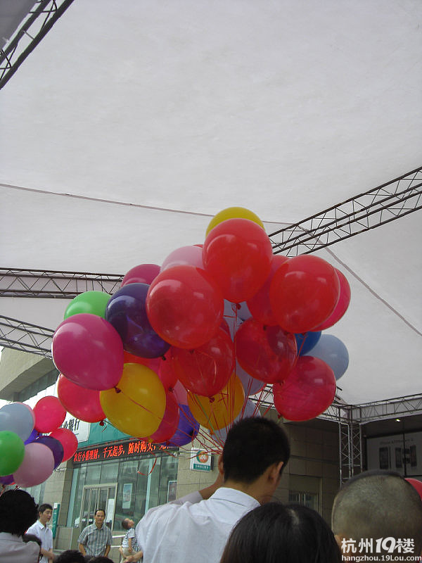 前天西湖文化广场银泰正式开业,偶也去凑热闹