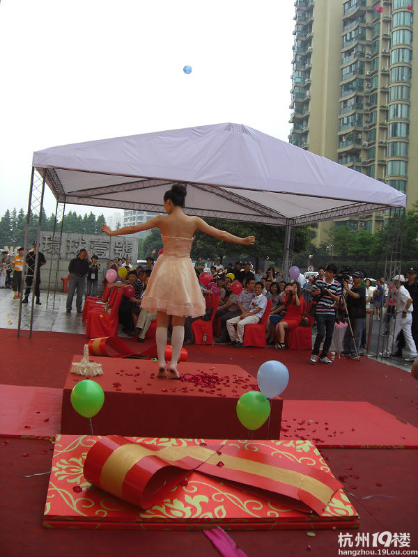 前天西湖文化广场银泰正式开业,偶也去凑热闹