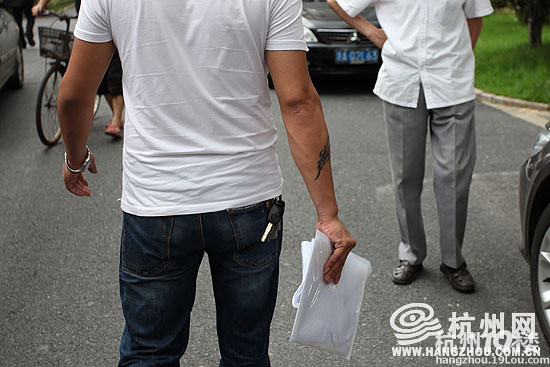 湖墅嘉园出怪事 小区停车位要交两回钱