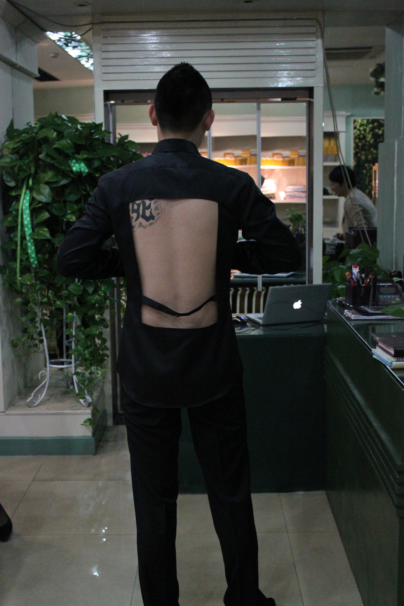 露背男衬衫男人也可以很性感