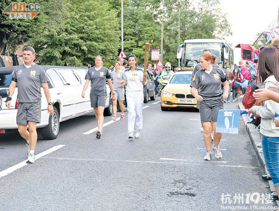李冰冰传递伦敦奥运圣火天公让路