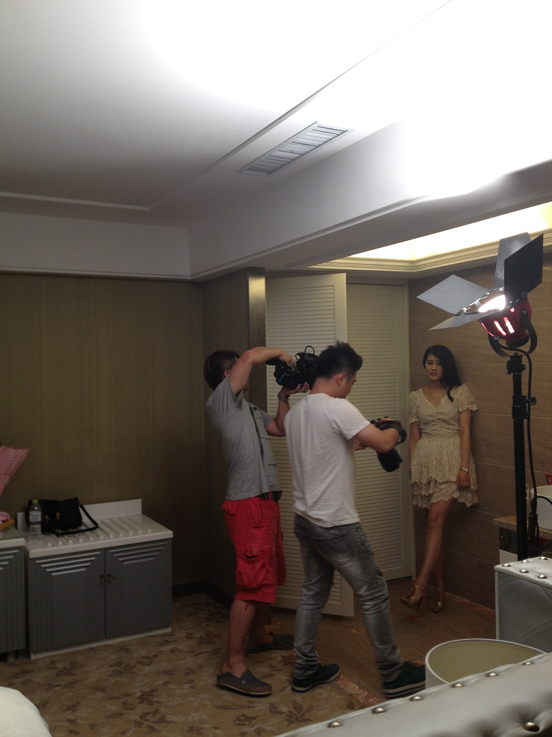 成一堆,原来是她来了,围观歌手贡维特整形