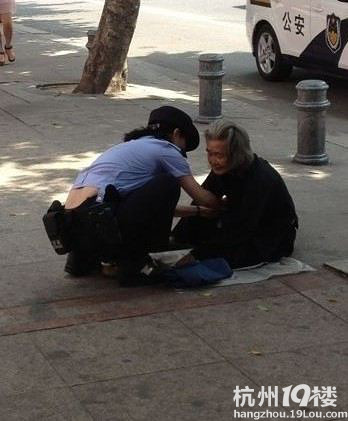 福州女警察帮行乞老人穿衣服 被网友赞最美警