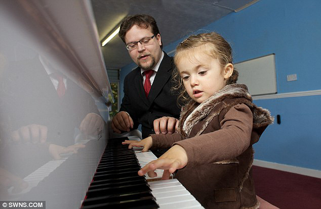 4岁钢琴神童埃文图片