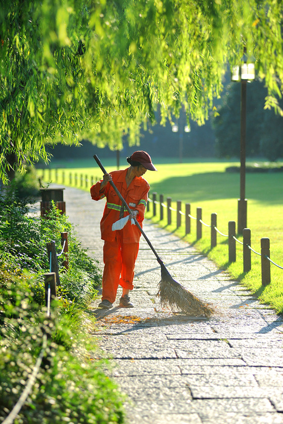 高温下,晨光中,环卫工人的身影是那么美丽.