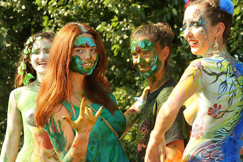 圣彼得堡人体彩绘展妖娆上演