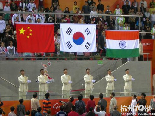 200自孙杨朴泰桓并列摘银 中国国旗被垫底惹争议