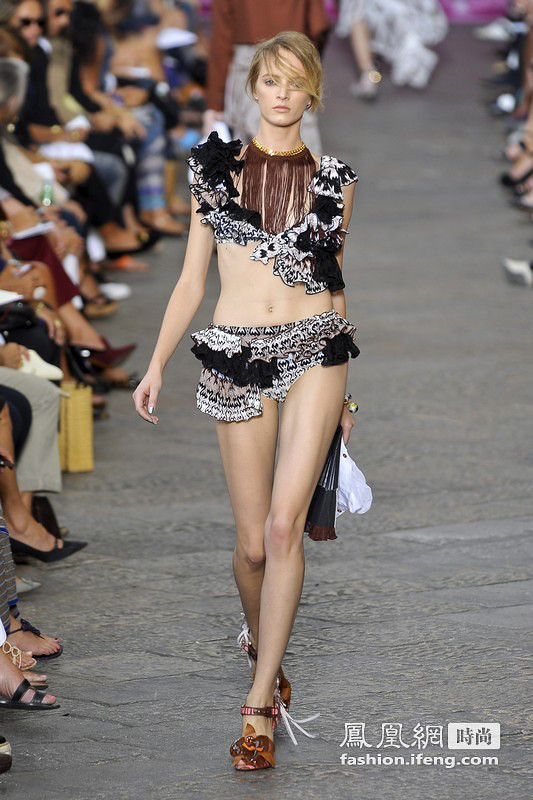 女装设计师过于取悦男性 时尚流行床笫风情-