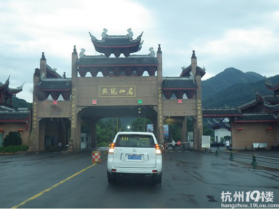 開著普拉多千里挺近峨眉山