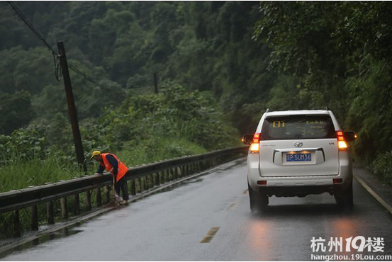 開著普拉多千里挺近峨眉山